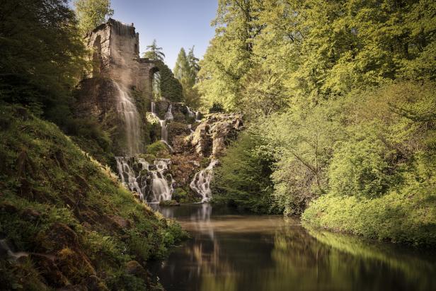 Ein von Bäumen umgebener Wasserfall.