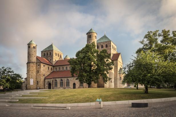 Kirche mit Türmen und einem Baum vor dem Gebäude.