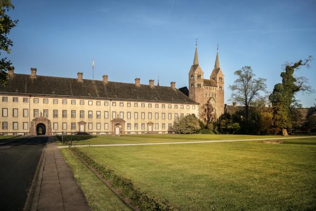 Das Kloster Corvey mit seinem weitläufigen Rasen im Weserbergland.
