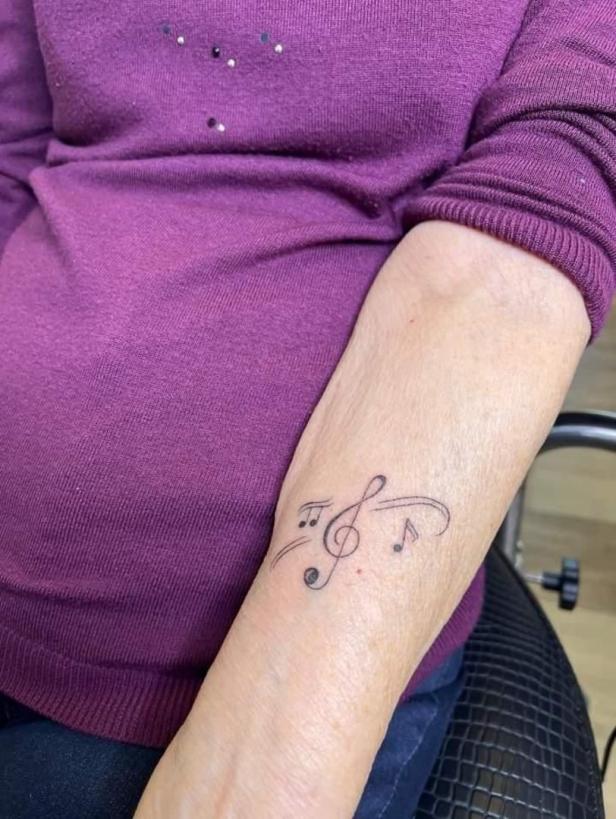 Erstes Tattoo mit 80: Waltraud will es wissen