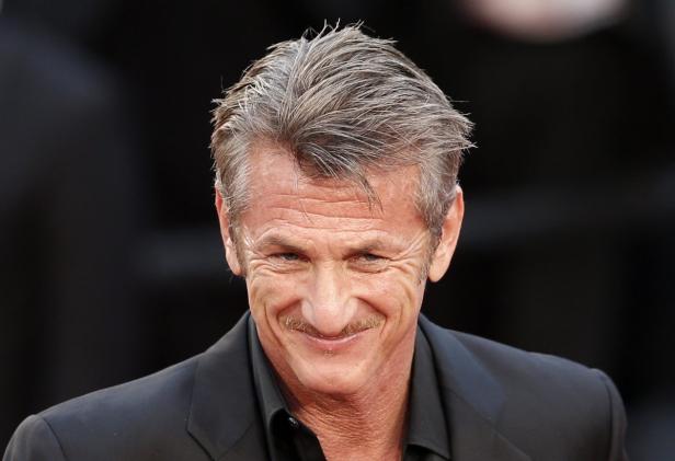Porträt von Sean Penn mit grau meliertem Haar und Schnurrbart.