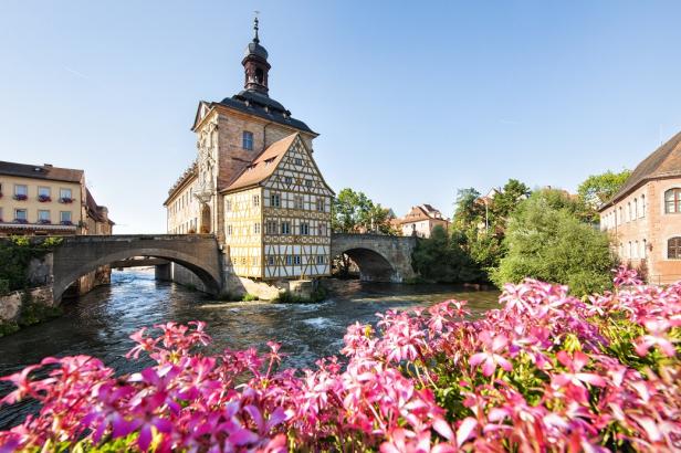 Das Alte Rathaus von Bamberg mit der Rathausbrücke, ein UNESCO-Welterbe.