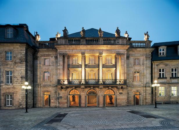 Das Markgräfliche Opernhaus Bayreuth, ein UNESCO-Weltkulturerbe, bei Dämmerung.