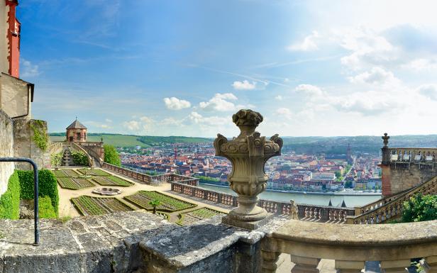 Blick von den Gärten der Festung Marienberg auf Würzburg.