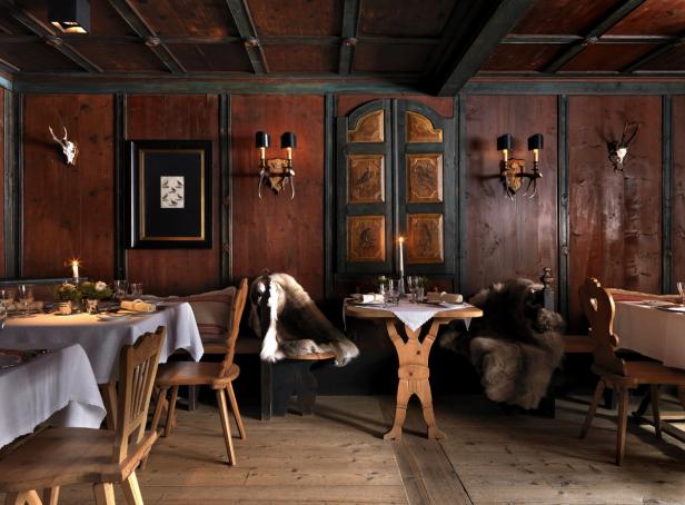 Ein Speisezimmer im Landhausstil mit gedeckten Tischen und rustikalen Holzelementen.