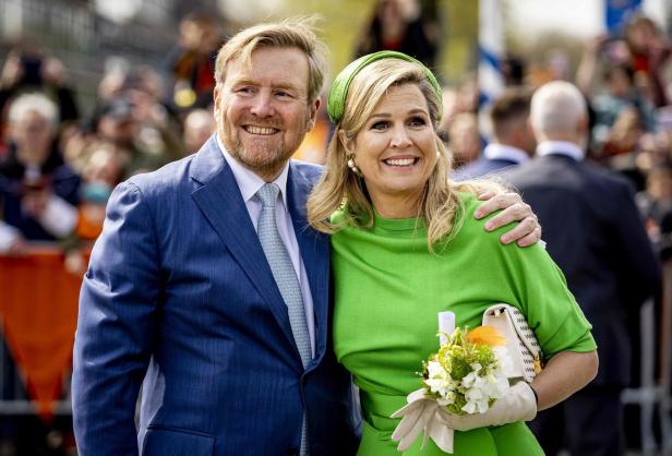 König Willem-Alexander und Königin Máxima der Niederlande lächeln in die Kamera.