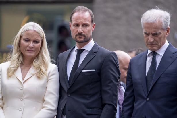 Kronprinzessin Mette-Marit, Kronprinz Haakon und Ministerpräsident Jonas Gahr Støre bei einer Veranstaltung.