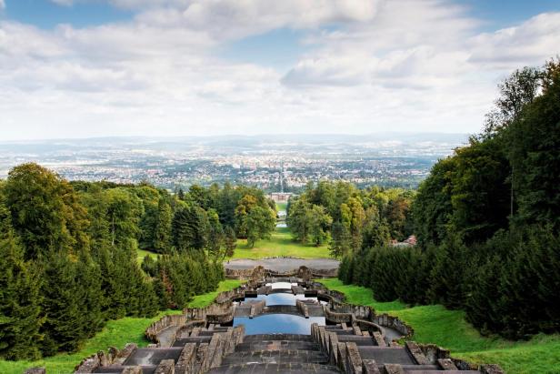 Blick von den Kaskaden im Bergpark Wilhelmshöhe auf Kassel.