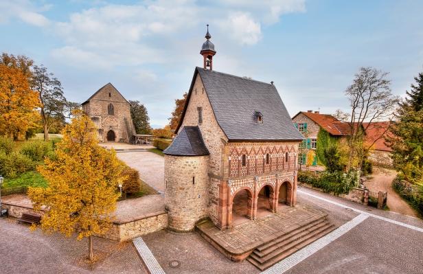 Die karolingische Torhalle von Kloster Lorsch im Herbstlicht.