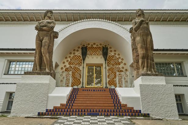 Das Ernst-Ludwig-Haus in Darmstadt mit zwei Statuen am Eingang.