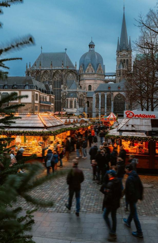 Der Aachener Weihnachtsmarkt mit der Aachener Kathedrale im Hintergrund.