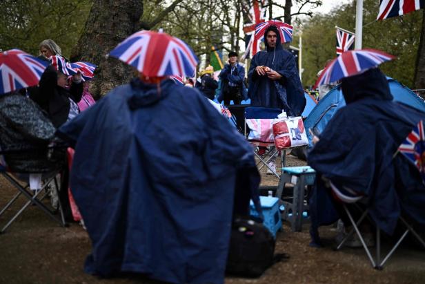 Fans der Königsfamilie campen in London vor den Krönungsfeierlichkeiten. 