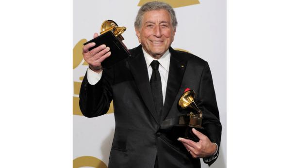 Tony Bennett hält zwei Grammy Awards in den Händen.