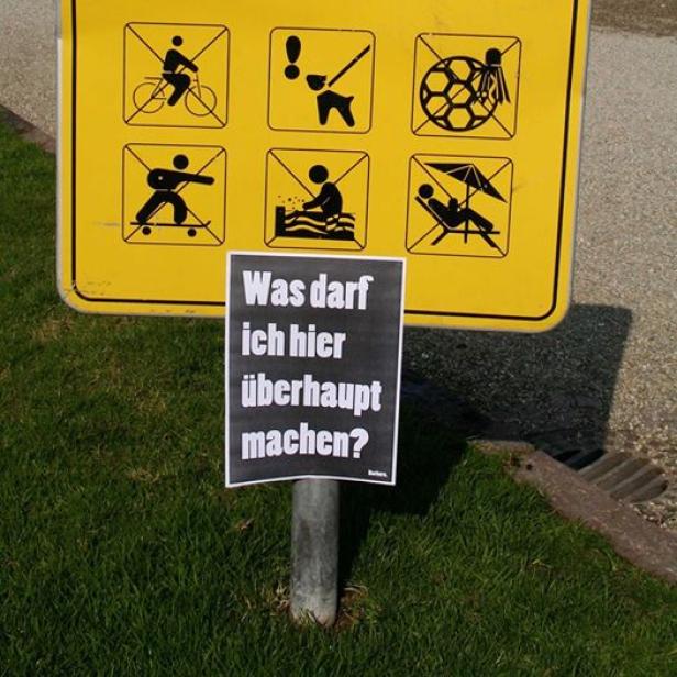 Ein Schild mit Verbotssymbolen und ein Zettel mit der Aufschrift „Was darf ich hier überhaupt machen?“.
