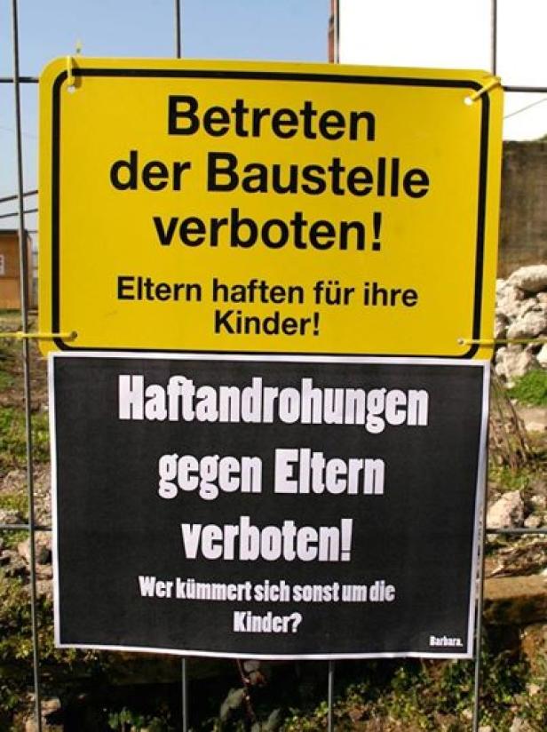 Zwei Schilder warnen: „Betreten der Baustelle verboten!“ und „Haftandrohungen gegen Eltern verboten!“.