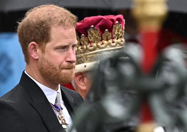 Harry konnte Stress bei Krönung nicht verhehlen - nur ein Royal gab ihm Halt