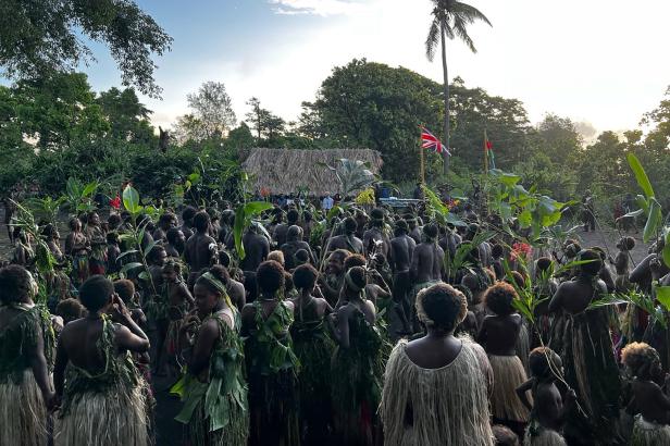 Pazifische Insel-Bewohner feiern Krönung mit großem Fest