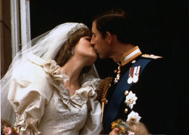 Prinz Charles und Prinzessin Diana küssen sich am Tag ihrer Hochzeit.