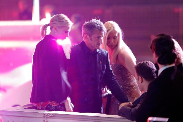 Sean Penn mit zwei Frauen bei einer Veranstaltung.