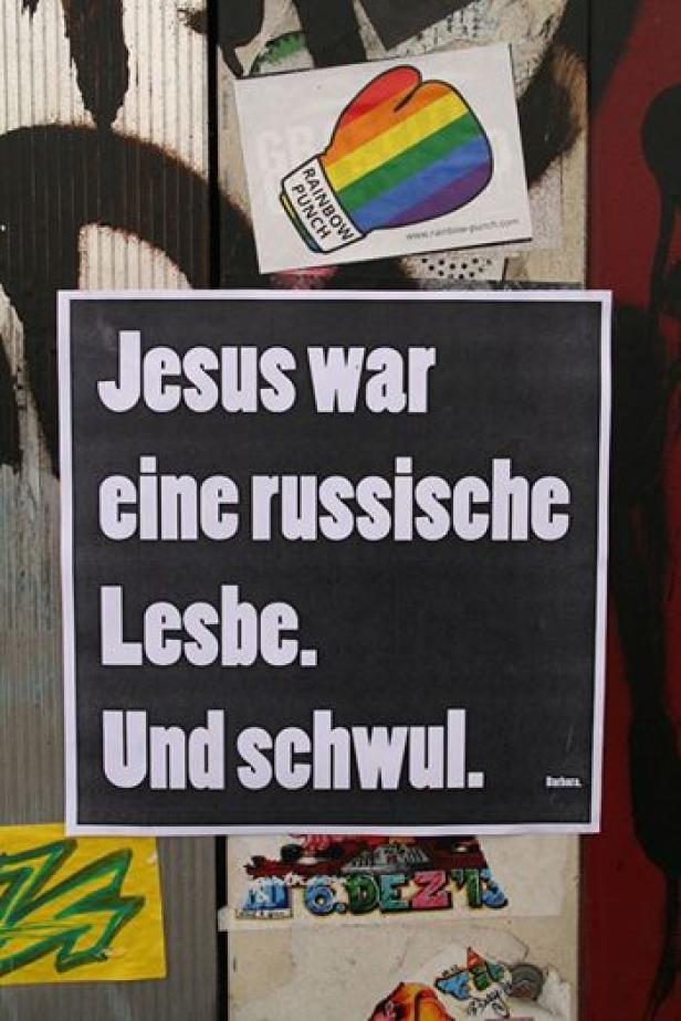 Ein Aufkleber mit der Aufschrift: „Jesus war eine russische Lesbe. Und schwul.“.