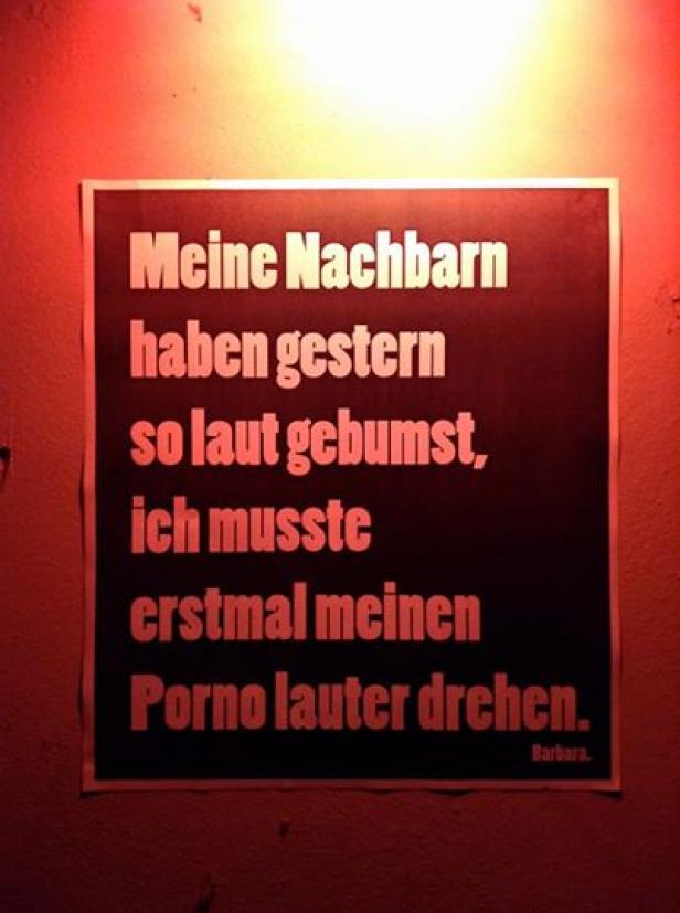 Ein Plakat mit dem Text: „Meine Nachbarn haben gestern so laut gebumst, ich musste erstmal meinen Porno lauter drehen.“