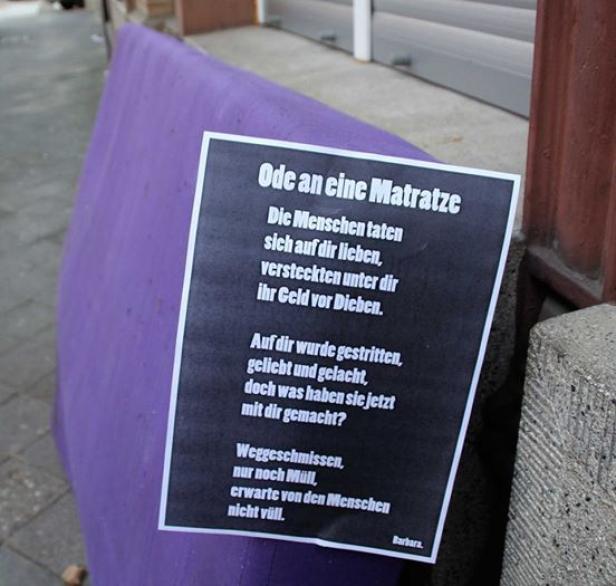 Eine lila Matratze mit einem Gedicht mit dem Titel „Ode an eine Matratze“.