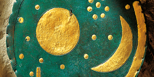 Die Himmelsscheibe von Nebra mit Sonne, Mond und Sternen.
