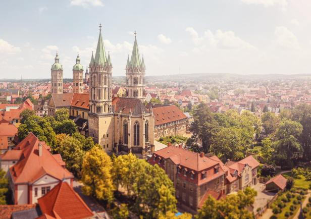Große Kirche mit zwei Türmen in einer mittelalterlichen Stadt.