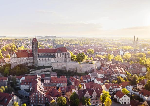 Ein Blick über die Dächer von Quedlinburg mit der Stiftskirche im Zentrum.