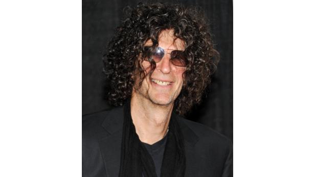 Porträt von Howard Stern mit dunkler Jacke, Schal und Sonnenbrille.