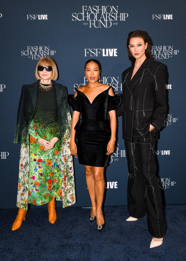 Anna Wintour, Aurora James und Karlie Kloss posieren auf dem blauen Teppich des Fashion Scholarship Fund Gala.