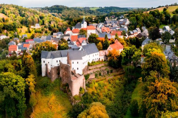Luftaufnahme von Schloss Schlettau mit Blick auf die Stadt im Erzgebirge.