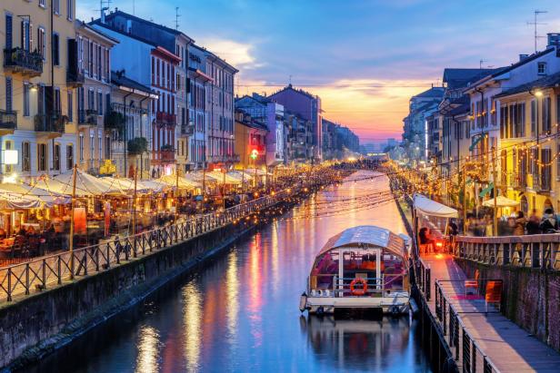 Der Naviglio Grande Kanal in Mailand ist abends mit Lichtern geschmückt.