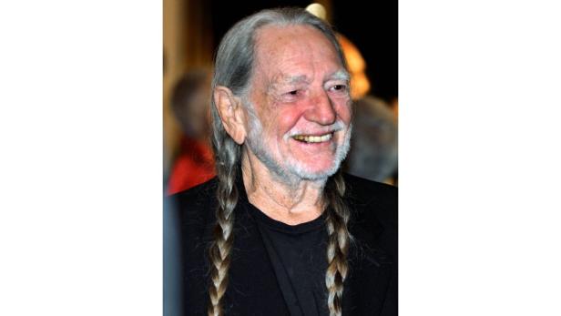 Porträt von Willie Nelson mit seinen charakteristischen Zöpfen.