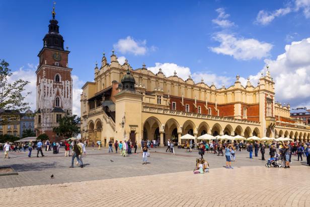 Der Marktplatz mit Tuchhalle und Rathausturm in Krakau, Polen.