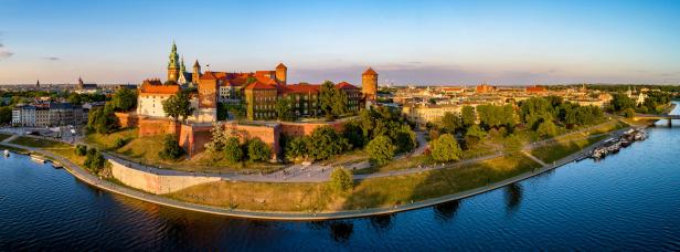 Panoramaaufnahme des Wawel-Schlosses in Krakau, Polen, am Ufer der Weichsel.