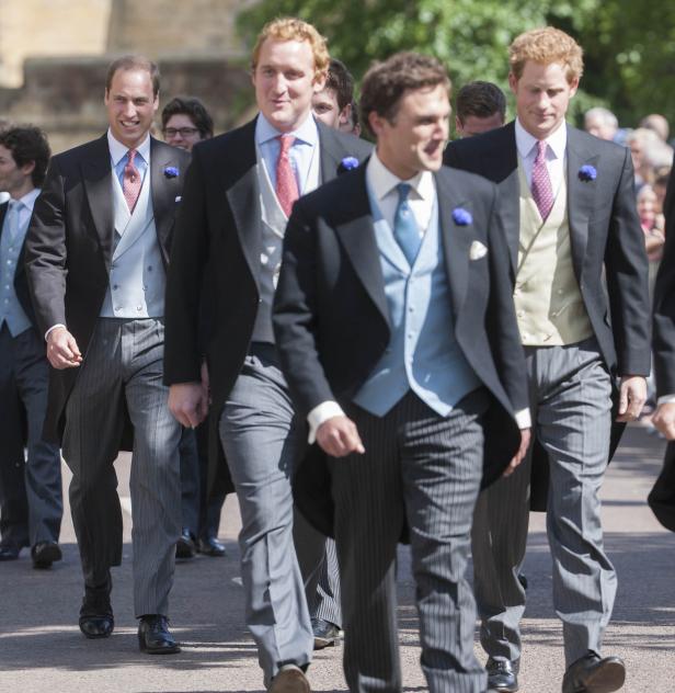 Prinz William und Prinz Harry mit anderen Gästen auf dem Weg zu einer Hochzeit.
