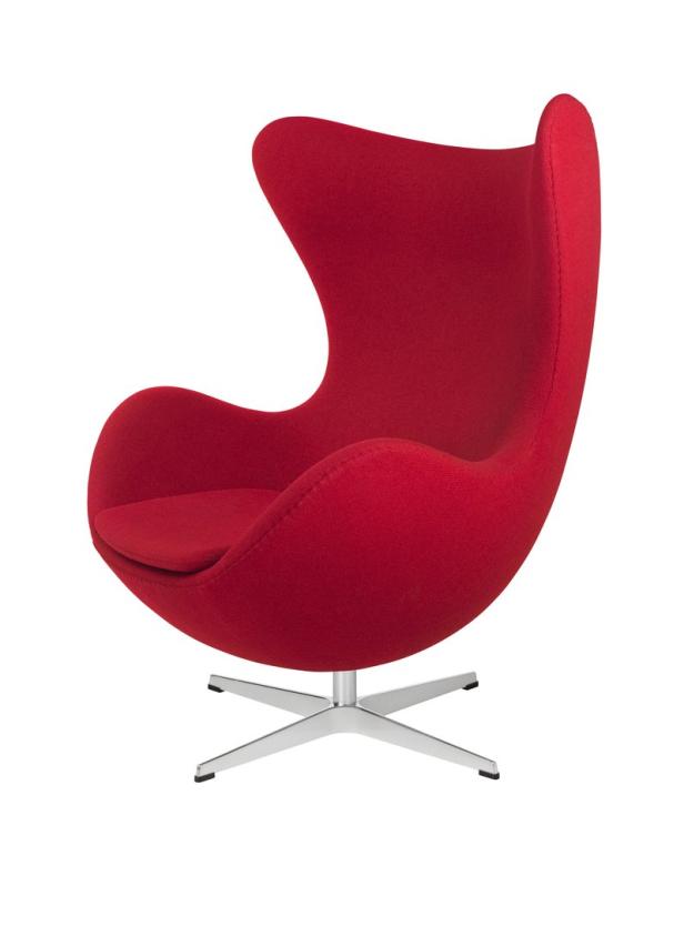 Ein roter „Egg Chair“ Sessel von Arne Jacobsen auf einem silbernen Fuß.