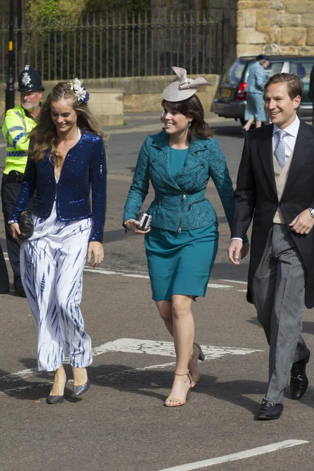 Prinzessin Eugenie geht mit anderen Gästen zu einer Gartenparty im Buckingham Palace.