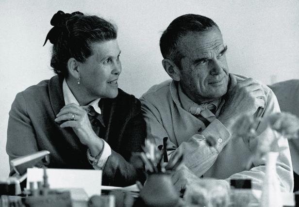 Das Architektenehepaar Charles und Ray Eames bei der Arbeit.