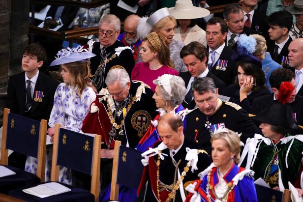 Zu lange gefeiert: Hochrangiger Royal dabei erwischt, wie er bei Krönung einschläft