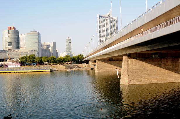 Ein Mann springt von einer Brücke in die Donau in Wien.