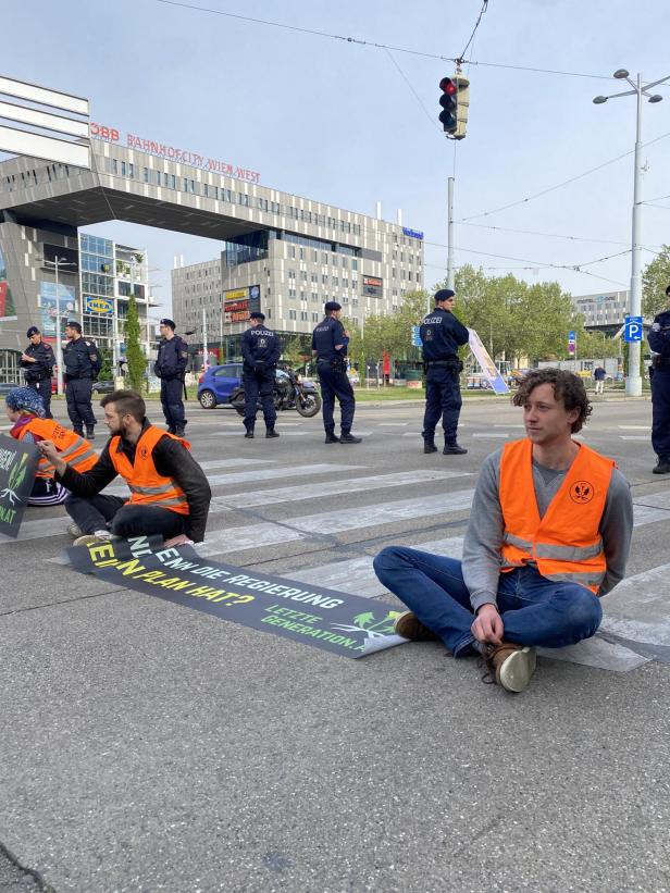 Klimaaktivisten klebten an drei verschiedenen Stellen