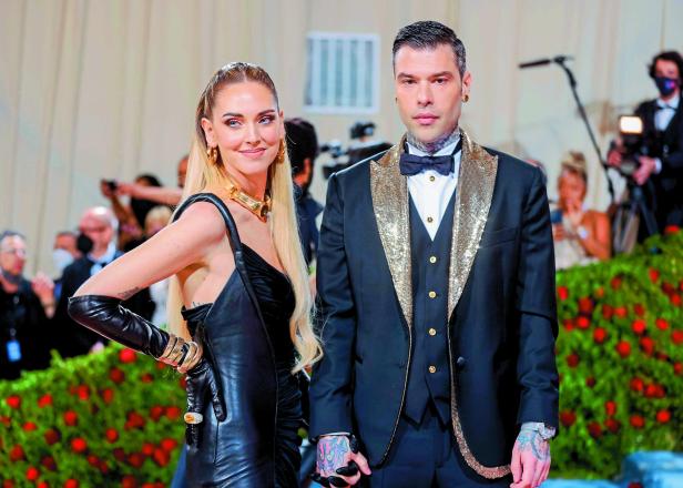 Chiara Ferragni und Fedez posieren auf dem roten Teppich.