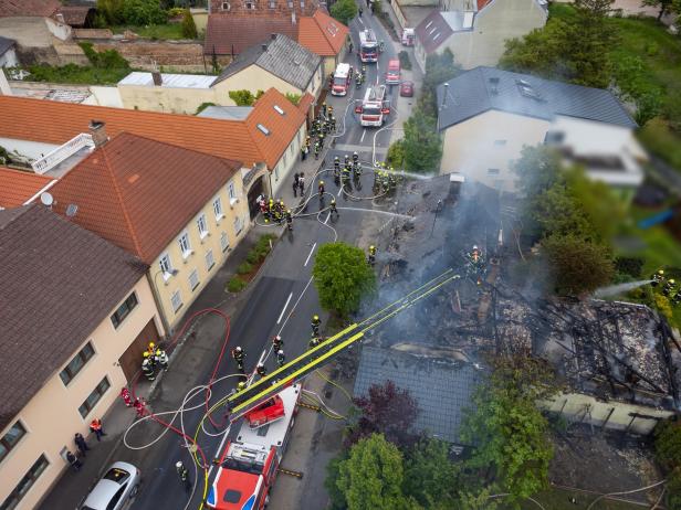 Sieben Feuerwehren bei Dachstuhlbrand im Bezirk Mödling im Einsatz
