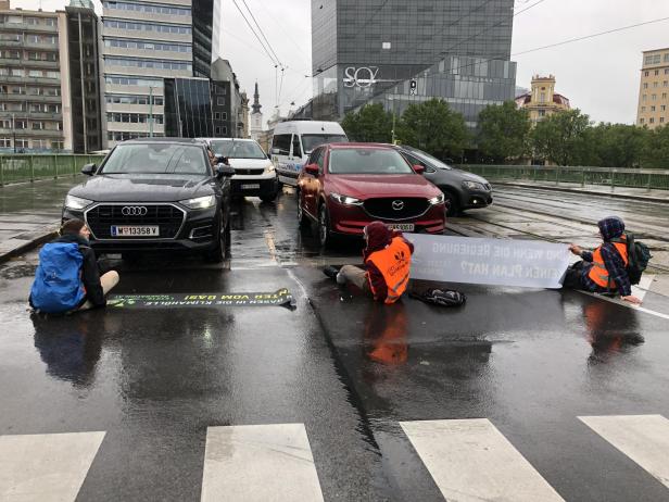 Klimaaktivisten klebten beim Franz-Josefs-Kai: 38 Anzeigen