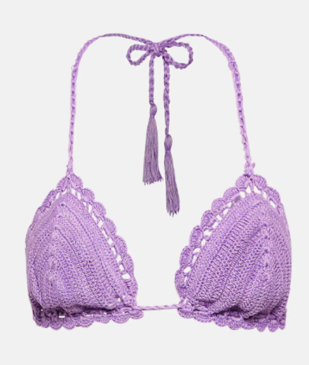 Ein lila gehäkeltes Triangel-Bikini-Oberteil mit Quasten.