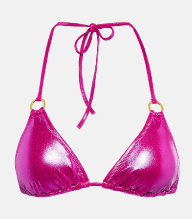 Ein pinkfarbener Triangel-Bikini mit goldenen Ringen und Bindebändern.