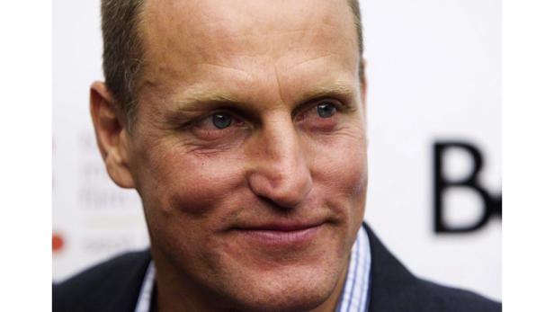 Nahaufnahme von Woody Harrelson mit einem leichten Lächeln.