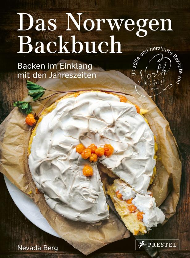 Das Cover des Buches „Das Norwegen Backbuch“ mit einem Kuchen mit Moltebeeren.